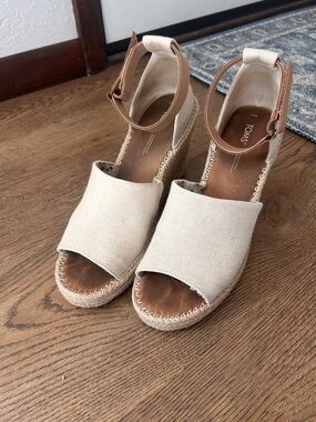 TOMS Marisol Size 11 Cream Canvas Wedge Sandals with Tan Ankle Strap